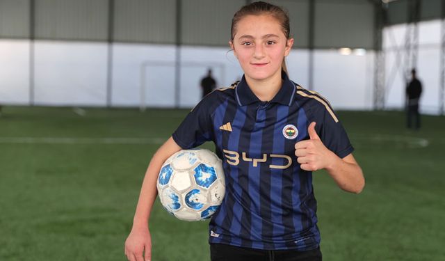 Bakan Kurum Hakkari'nin sınır köyüne halı saha yaptırdı