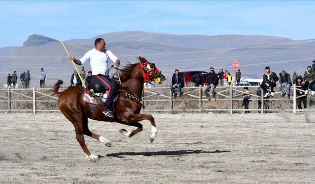 Karslı sporcuların cirit ve at yarışları mücadelesi
