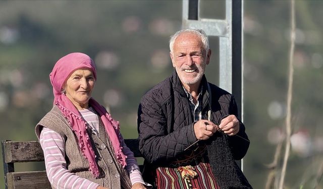 Keçi kılından 64 yıldır çorap örüyor