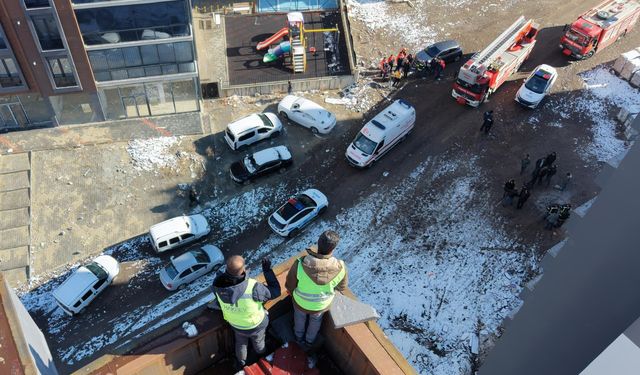 Paralarını alamayan işçiler, çatıya çıkıp eylem yaptı