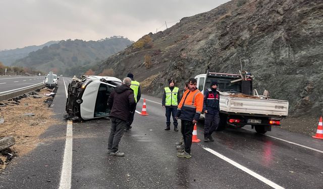 Lastiği patlayan otomobil takla attı 4 yaralı