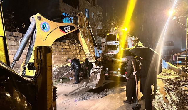 Yüksekova Belediyesi ilçe genelinde taşkınlara müdahale etti