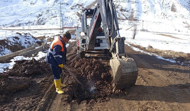 Belediye ekipleri soğuk havada arıza mesaisinde