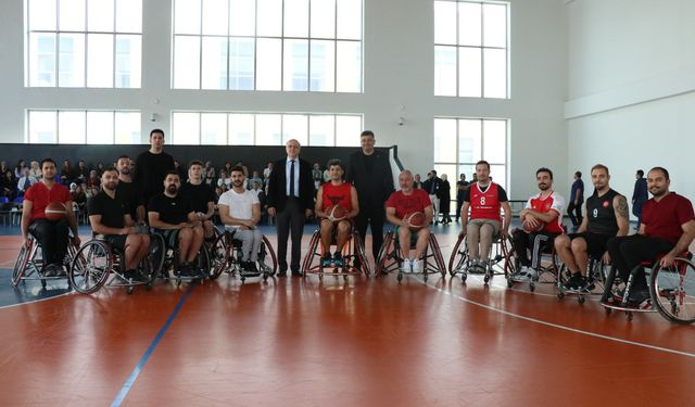 Fizik tedavi hastalarıyla doktorlar basketbol maçı yaptı
