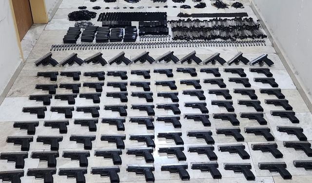 Polisin durdurduğu otomobilden cephanelik ele geçirildi