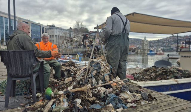 Balıkçıların ağına yaklaşık 1 ton çöp takıldı