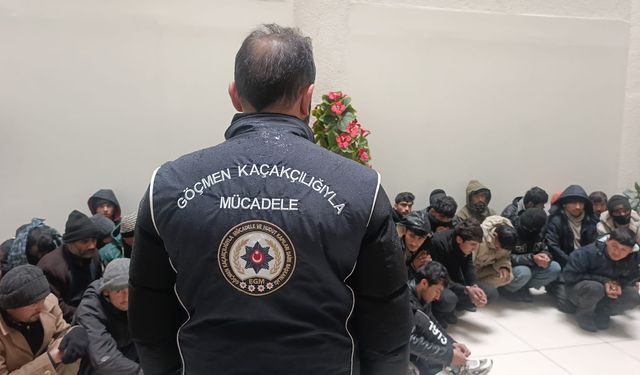 TIR’ın dorsesinden 42 kaçak göçmen çıktı; 2 gözaltı