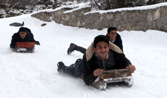 Erzincan'da çocukların kızak keyfi