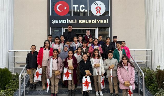 Minik öğrencilerden Şemdinli Belediye Başkanlığına ziyaret