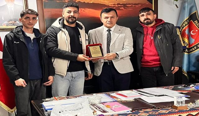 Hakkari Zapspor taraftar gurubundan Başkan Arslan'a ziyaret