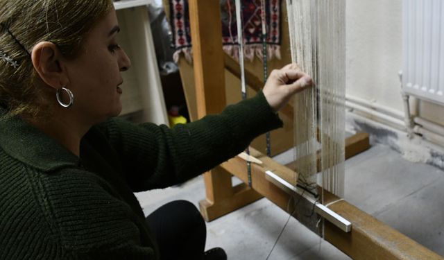 Hakkarili Bayram, 28 yıldır aşkla kilim dokuyor