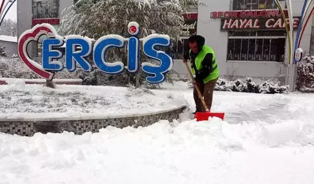 Erciş’te etkili olan kar kalınlığı 20 santimi buldu