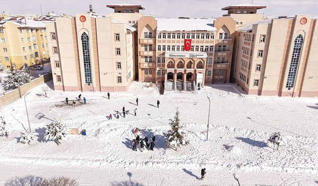 Van’da öğrenciler kar ve tatilin keyfini çıkardı