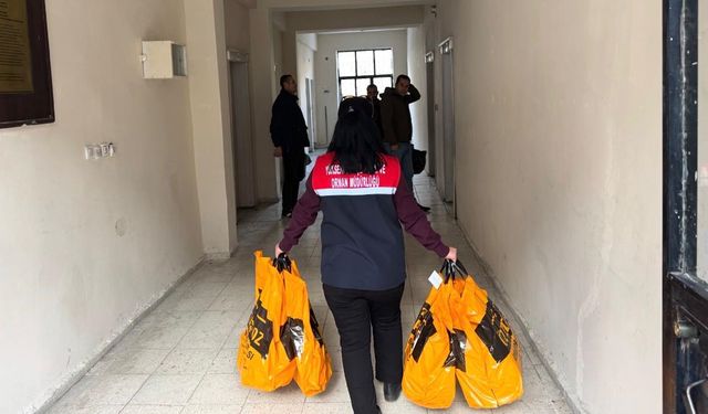 Hayırseverlerden Hakkari'de öğrencilere giyim desteği