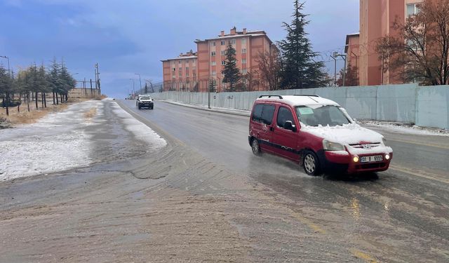 Van’da kar nedeniyle 17 yerleşim yerine ulaşım yok