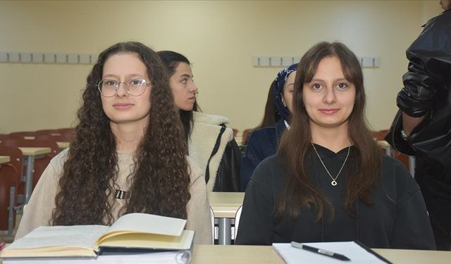 İkiz kardeşler üniversitede de aynı sırayı paylaşıyor