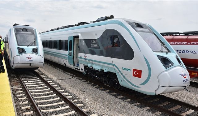 TÜRASAŞ yerli iki tren  iki lokomotifi teslim etti