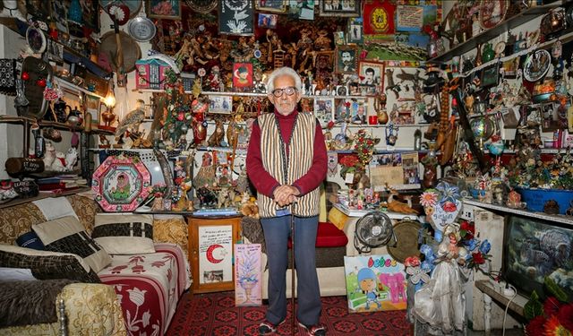 Kazım amca 60 yıllık hediyeliklerini bir odaya sığdırdı