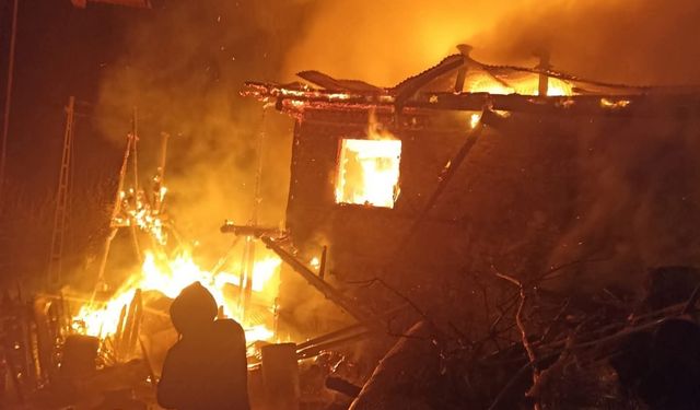 Evde çıkan yangın, okul lojmanına sıçradı