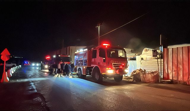 Gebze'de geri dönüşüm deposunda yangın