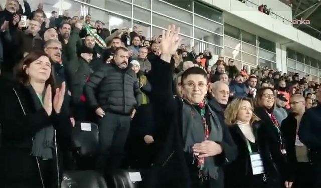 Leyla Zana dakikalarca ayakta alkışlandı