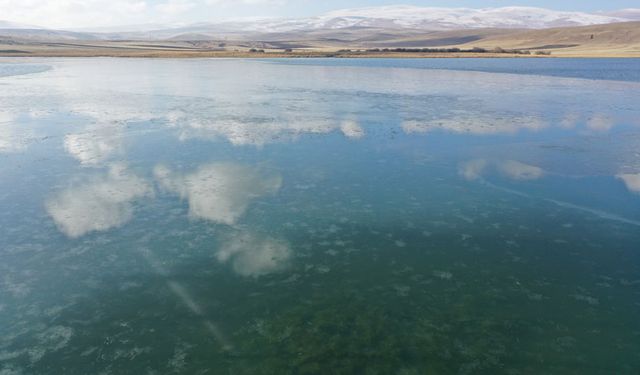 Çıldır Gölü'nün yüzeyi donmaya başladı