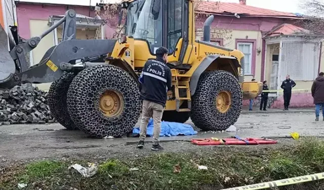 Kepçenin altında kalan emekli imam öldü
