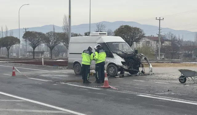 Öğrenci servisi ile kamyonet çarpıştı: 14 yaralı