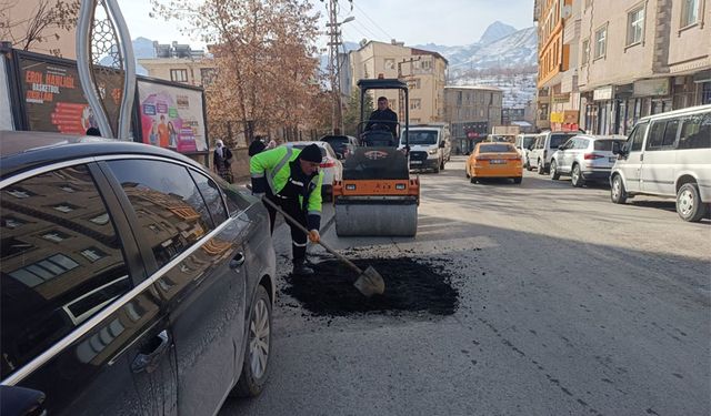 Hakkari’de tahrip olan yollar yamalanıyor