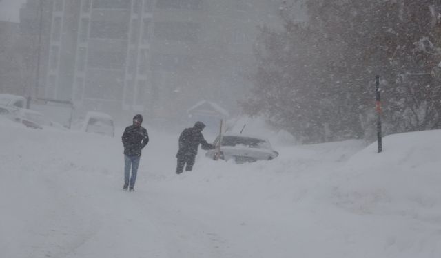 Bitlis’te kar hayatı durma noktasına getirdi