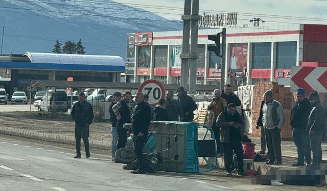 TIR ile üç tekerlekli motosiklet çarpıştı: 1 ölü, 3 yaralı