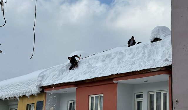 Beytüşşebap’ta çatılarda biriken karlar temizleniyor