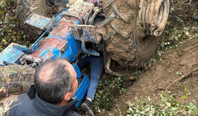 Devrilen traktörün altında kaldı