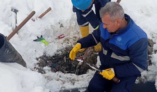 Hakkari’de eksi derecelerde su arızasıyla mücadele