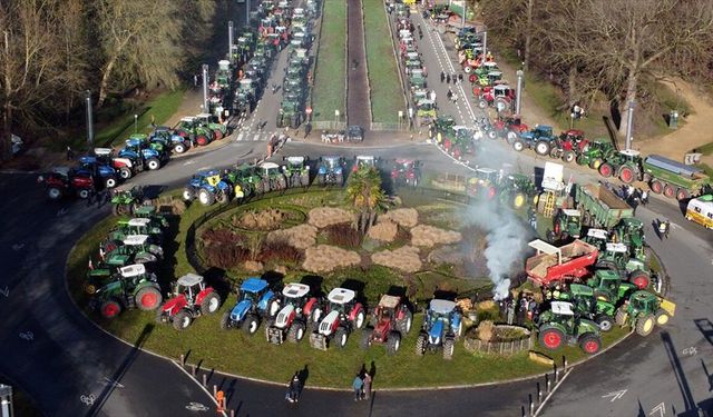 Brüksel'de çiftçilerden traktörlü MERCOSUR protestosu