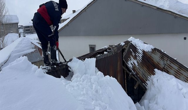 Hakkari'de  evin çatısı, kar nedeniyle çöktü