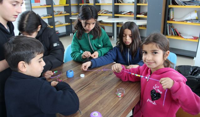Hakkari’de çocuklar hayal güçlerini bilekliklere yansıttı