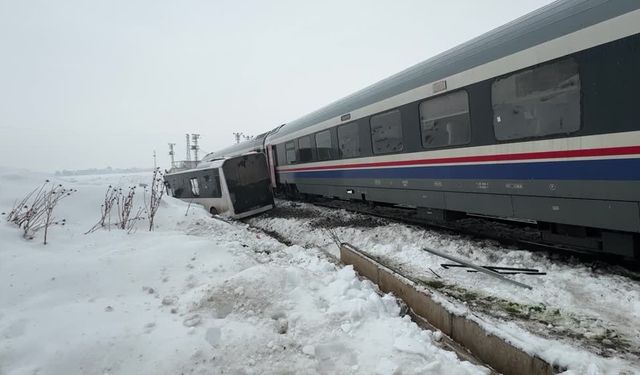 Trenle çarpışan belediye otobüsünün sürücüsü yaralandı