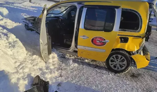 Minibüs ile taksi çarpıştı: 16 yaralı