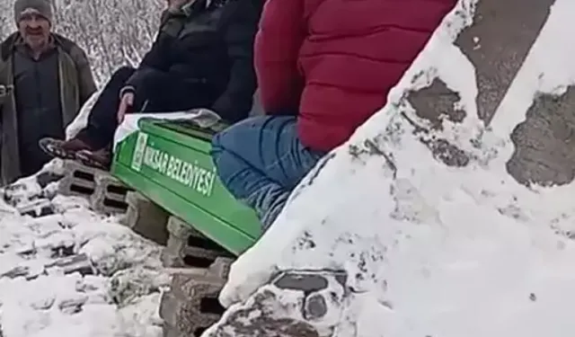 Kardan kapanan yolda cenaze kepçeyle taşındı