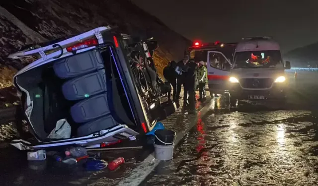 Otoyolda servis minibüsü devrildi: 11 yaralı
