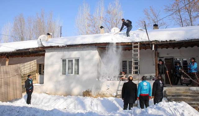 Vefa ekipleri kış şartlarında ihtiyaç sahiplerinin yanında