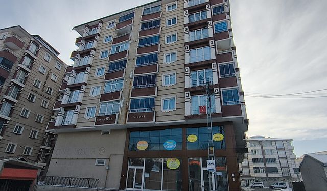 Servis bekleyen öğrencinin başına buz kütlesi düştü