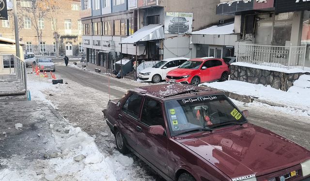 Otomobilin üzerine düşen buz sarkıtı sürücüyü yaraladı