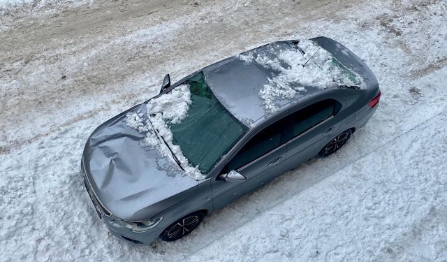 Kar ve buz otomobile zarar verdi