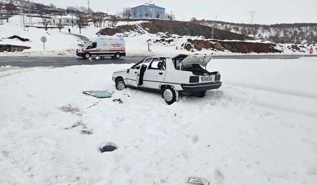 Takla atan otomobildeki 2'si öğretmen 3 kişi yaralandı