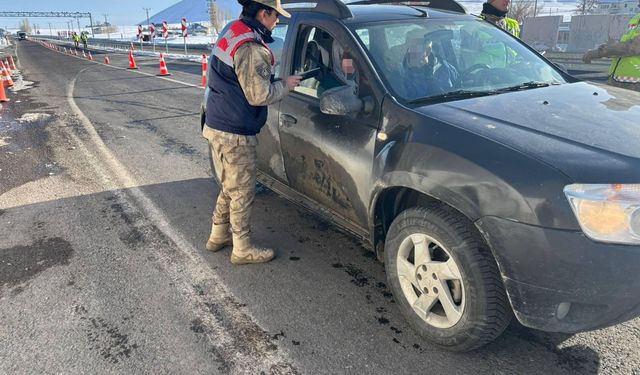 Van'da jandarma ekipleri KADES uygulamasını tanıttı