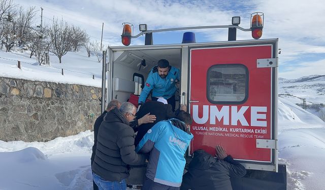 Yolu kapanan mezradaki hastayı UMKE hastaneye ulaştırdı
