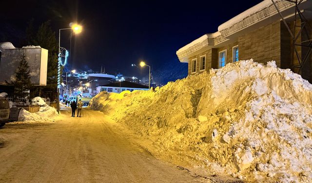 Beytüşşebap’ta çatılardan düşen kar taşınıyor