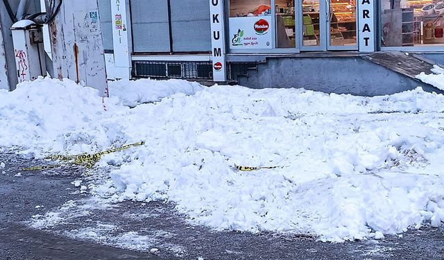 Çatıdan düşen kar ve buz kütlesi can aldı